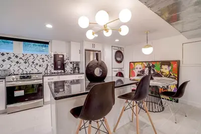 Image de Urban Chic Apartment in the Alberta Arts District!