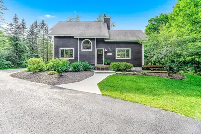 Image de Beautiful Home near Golf Course w\/ Outdoor Firepit, Private Hot Tub, & Fireplace