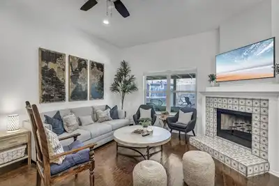 Image de Elevated comfort / 4-Br Home w/ Relaxing Backyard!