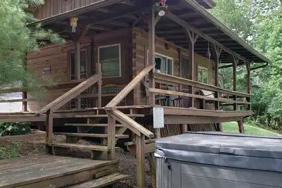 Image de Riverfront Cabin with hot tub