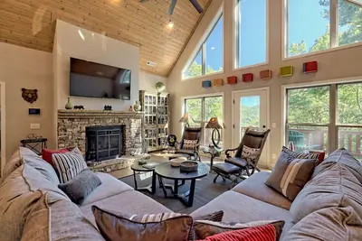 Image de Luxe Mountain Top Home with Panoramic Views
