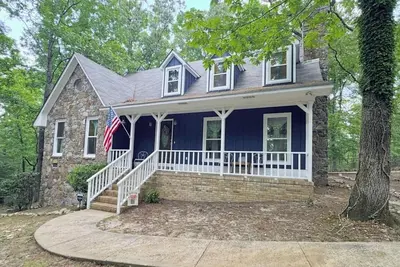 Image de Football Parking Included! Beautiful Natural Private Lot Close to Everything!