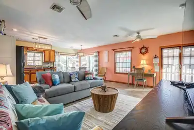 Image de Anchor's Away: Discover Charm on the Canal, Swift Atlantic Access, Dockage & Above Ground Pool Await