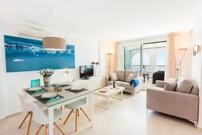 Image de Appartement \"Barking Fish\", vue sur mer et montagne, piscine partagée, terrasse privée, A\/C, WiFi
