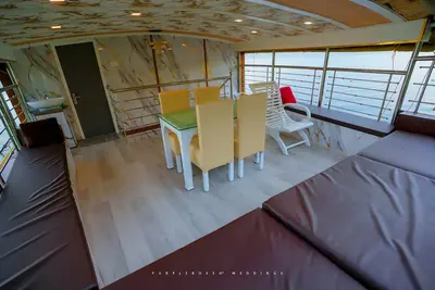 Image de 3 bedroom private semi luxury houseboat with all meals