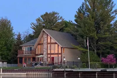 Image de Luxury Riverside Cottage - Come and enjoy our Shack on the River!