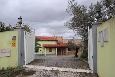 Image de Villa for up to 18 people with swimming pool 10 minutes from the blue lake