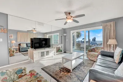 Image de 1 Bd/Ba Deluxe Gulf Front, Steps to Beach; Pool! Sleeps 4! First Floor Condo