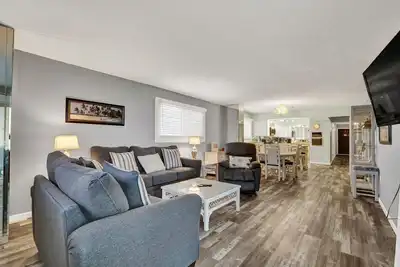 Image de 3 Bedroom Deluxe Modern beach condo with balcony beach access - Shoreline Beach