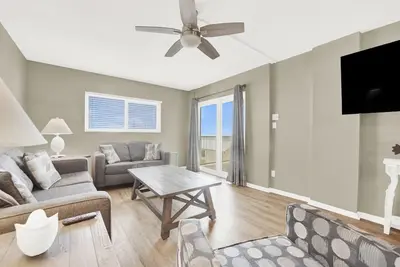 Image de 3 Bedroom Shoreline Condo w/Private Balcony, just steps from the beach!