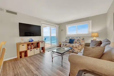 Image de 3 Bedroom Deluxe Modern beach condo with balcony ; beach access - Shoreline