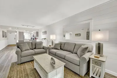 Image de 1 Bedroom Beach Front Newly Renovated Luxury Condo, Beach Chairs Included