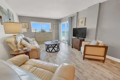 Image de 3 Bedroom Deluxe Shoreline Condo, just steps from the beach! Beach Chairs Includ