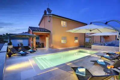 Image de Holiday house with private pool in village Jadreški