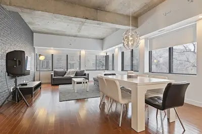 Image de Luxurious Condo ✓ ❤️ of Montreal ✓ Free parking ✓ Subway across the street!