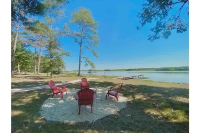 Image de Riverfront home with hot tub, playground, kayaks, and amazing panoramic views!
