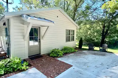 Image de Peaceful Retreat + Hot Tub + Fire Pit+ King Bed + sleeps 4 on 1 acre
