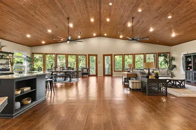 Image de Huge Waterfront Lodge: Sleeps 30, Perfect for Reunions & Retreats!