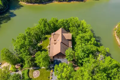 Image de ❤️Stunning 5 Acre Lake Cabin | Community Pool & Game Room❤️