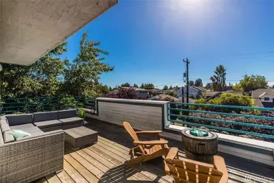 Alki Beach, Private RoofDeck & Garden, 2bd/2. 5bth, Fireplace, Parking