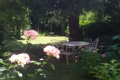 Centre Bagnères de Luchon, gd T2/3 (65m²) de caractère indépendant, avec jardin.