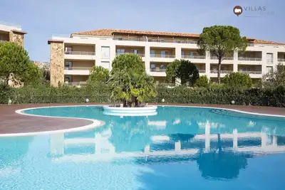 Image de Appartement T2 classé 3* avec terrasse, piscine dans parc arboré de standing