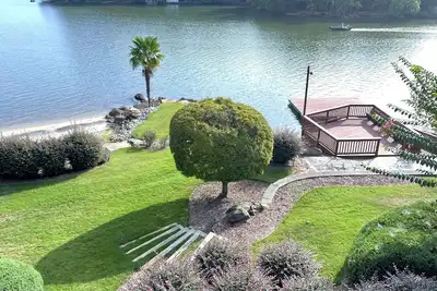 Image de Private Lakeside Oasis - Newly Renovated - Spacious Interior - Movie Theater