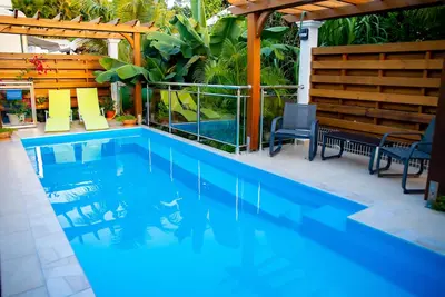 Image de Villa Amarilla 3* avec piscine et Bain à remous privés, cadre calme et agréable