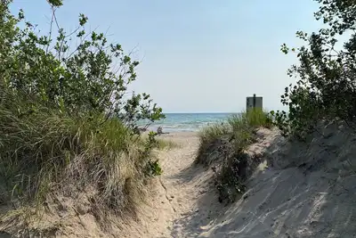 Image de Secluded Lakefront Cottage in Prince Edward County Ontario for rent.