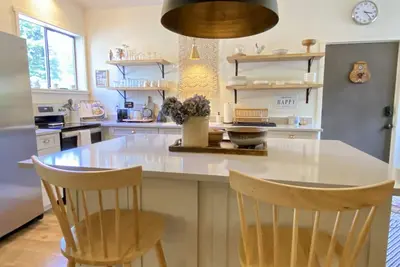 Image de The Langley Loft: Modern Barn + Close to Downtown + Hot Tub + Cozy Island Vibes