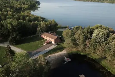 Image de Need a summer getaway? Book NorthFork Lakehouse-the ultimate cottage destination