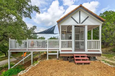 Image de Welcome to The Tiny Haven at Hilltop Haven of Spicewood, Texas.