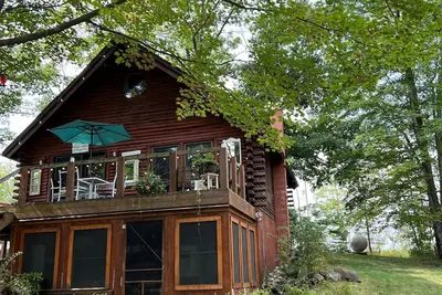 Image de Cozy Riverfront Cabin steps away from National Forest trails