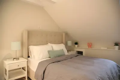 Image de Warm & Unique - Amazing Downtown Location - 2 Queen Beds - Disney+ Included