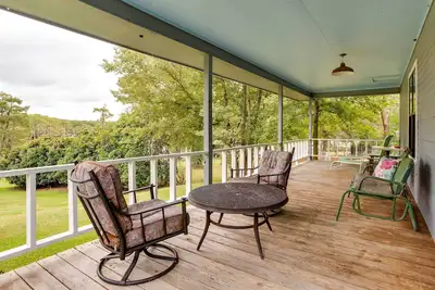 Image de Doyline Cottage w/ Large Porch & Lake Access!
