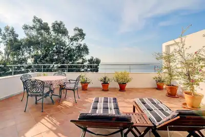 Image de Appartement \"Boulevard 305\" avec vue sur la mer, piscine, Wi-Fi, balcon, terrasse et jardin