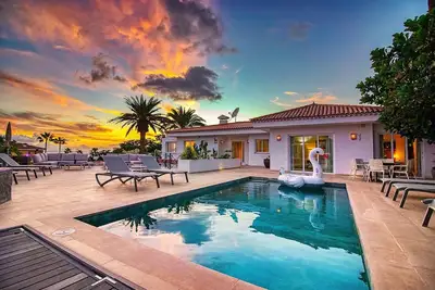 Image de Villa Ginevra, idéale pour les grands groupes, avec piscine, sauna et jardin.