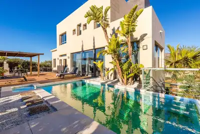 Image de Villa avec piscine, vue sur les montagnes, Wi-Fi, jardin et terrasse