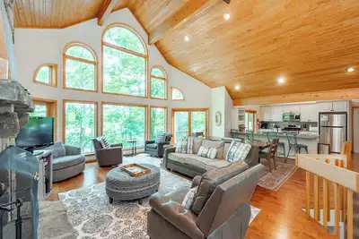Image de Lakeside Luxury w/ Firepit & Jetted Tub