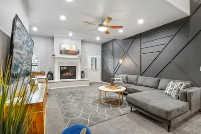 Image de Mid Century Cabin in the pines with 8 person hot tub, 2 hours from grand canyon