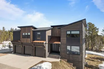 Image de Large Parking Area 3300+ Sq. Ft. , Access to Pool! Hot Tub, 3 Ensuite Bedrooms