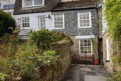 Stone cottage in central Salcombe sleeps 8