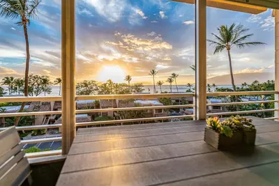 Image de April Special $249! Beach Chic, Huge Ocean Views, Walk to Beach & Shops