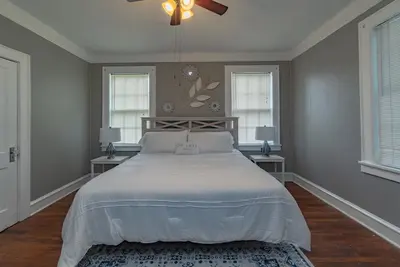 Image de 2 Br Charming Duplex w/ Large Yard + Full Kitchen