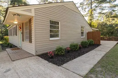 Image de 3 Br Nature Escape w/ Large Yard + Home Office