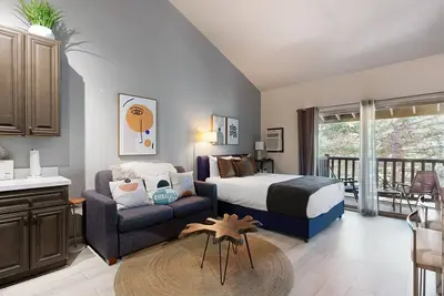 Image de Lovely studio in the heart of town with pool/hot tub on-site, WiFi & deck