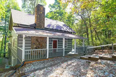 Image de Black Bear Lodge 🪵cabin•Hot Tub•Fire Pit🔥•Large Decks•Secluded•3 bed 2 bath