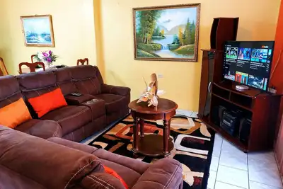 Image de Cozy 2 Bedroom Apt near Airport, Malls, Golfing, Mountains