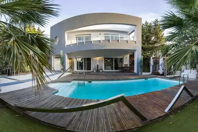 Image de Villa Bond with Private Swimming Pool & Spa