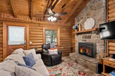 Image de Genuine Log Cabin, Jetted Tub, Gas Fireplace, Indoor Pool! | 150